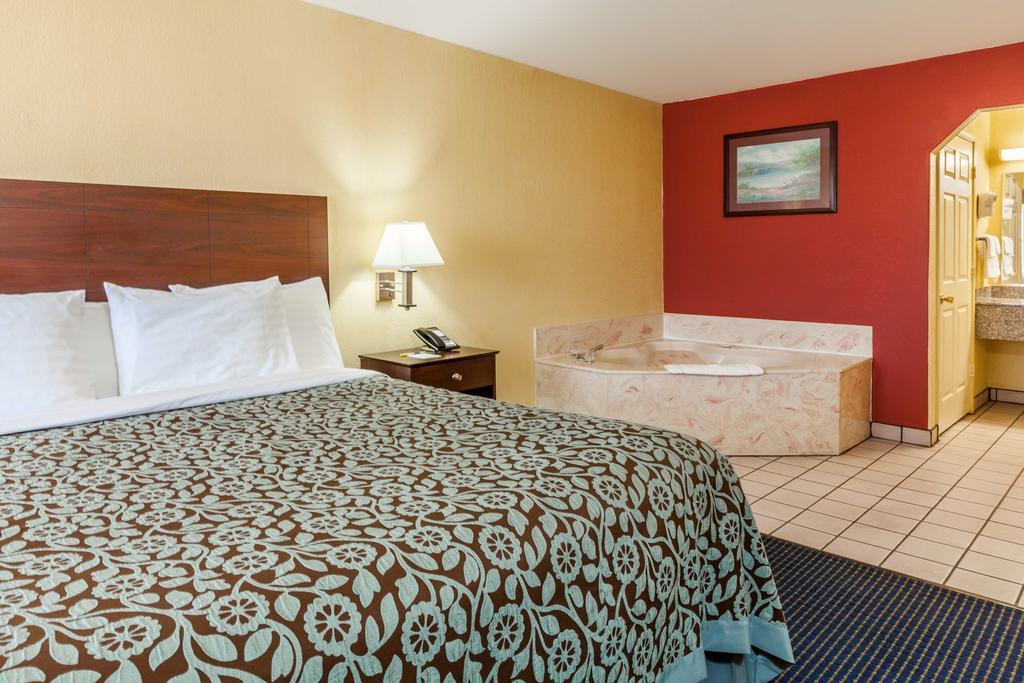 Days Inn Gun Barrel City מראה חיצוני תמונה