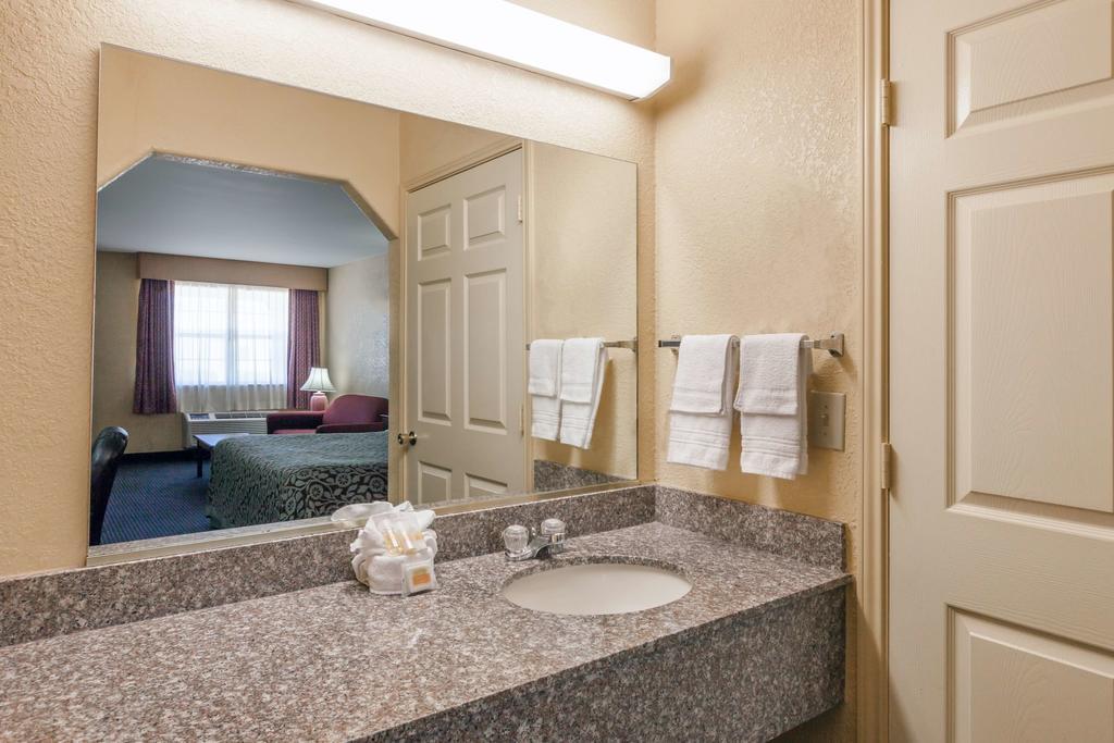 Days Inn Gun Barrel City מראה חיצוני תמונה